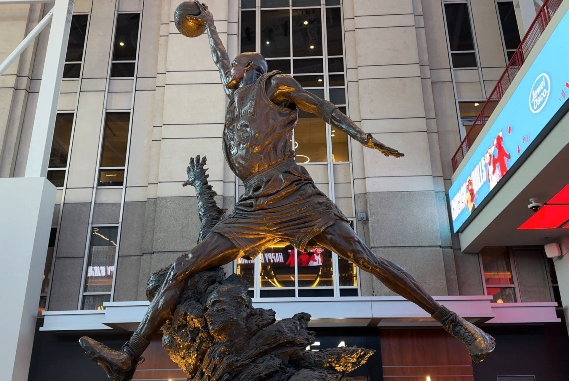 statue micheal jordan